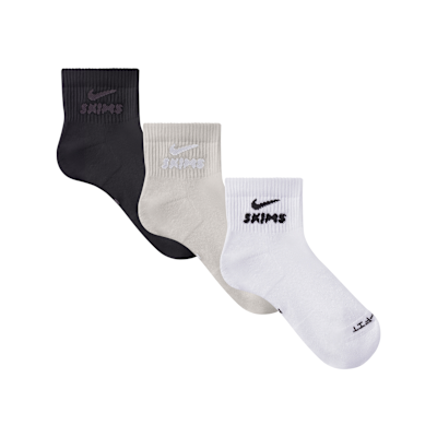 Nike SKIMSドライフィット クルーソックス 3足セット（ホワイト） NikeSKIMS Dri-FIT Quarter Sock (3 Pairs). Nike.com